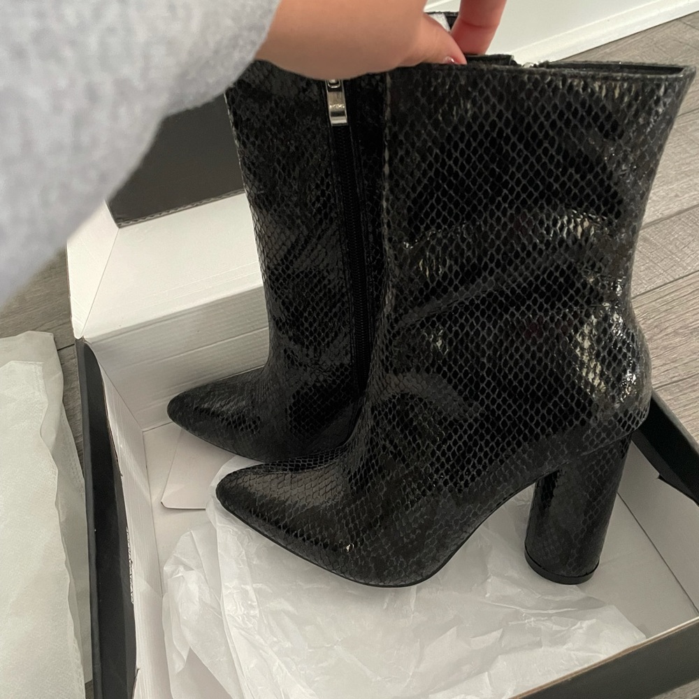 Women’s Brand New Never Worn Fashion Nova Snakeskin Heeled Booties Size 7 In Box